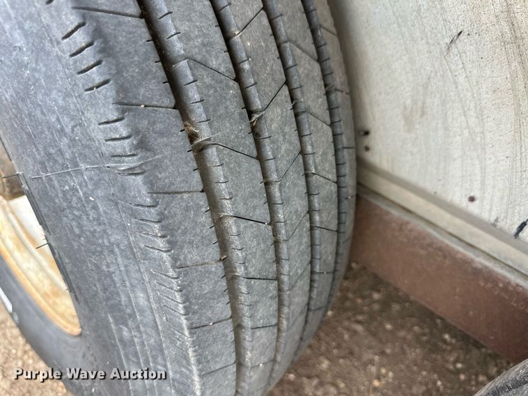 image for item ER8702 2002 Featherlite 9941 livestock trailer