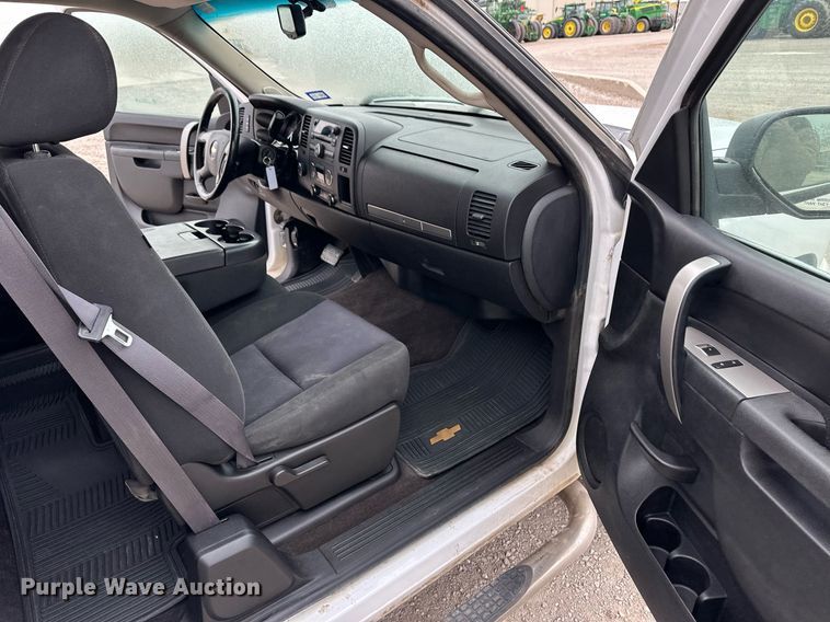 image for item ER8716 2011 Chevrolet Silverado 1500 Ext. Cab pickup truck