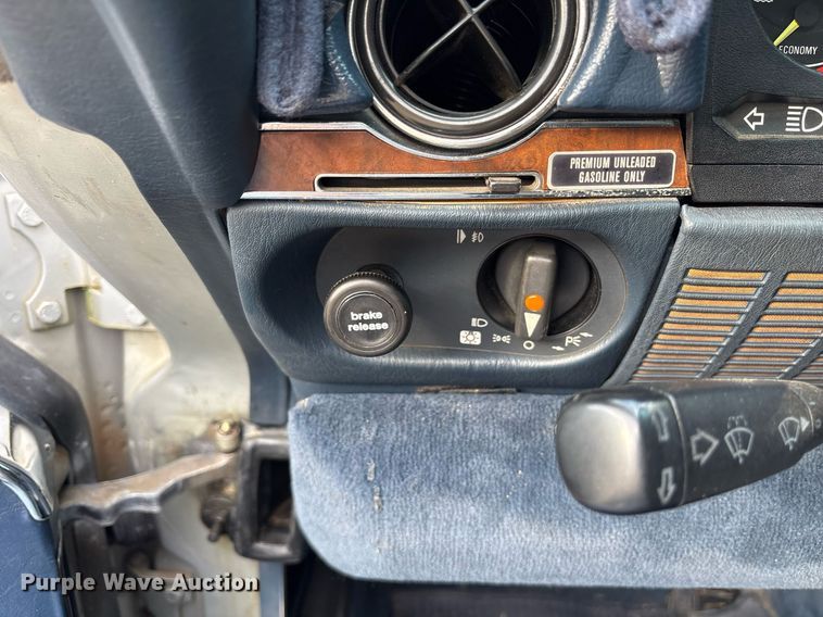 image for item EY9908 1987 Mercedes Benz 560 SL 