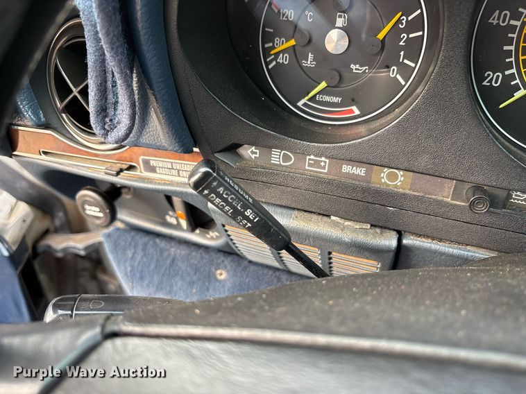 image for item EY9908 1987 Mercedes Benz 560 SL 