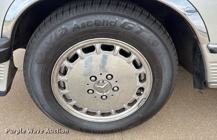 image for item EY9908 1987 Mercedes Benz 560 SL 