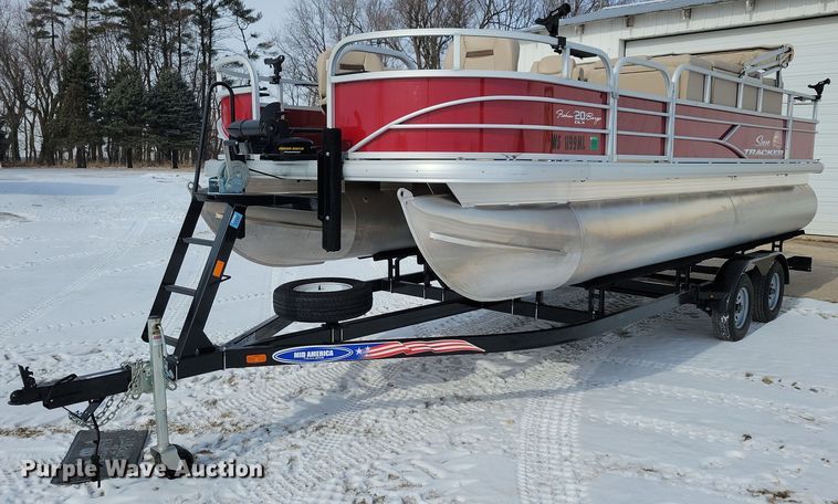 image for item NB9814 2019 Sun Tracker Fishin Barge 20 DLX pontoon boat
