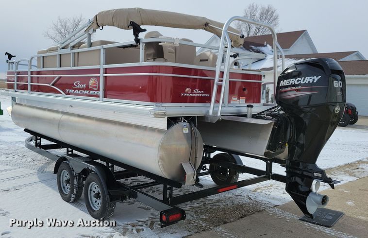 image for item NB9814 2019 Sun Tracker Fishin Barge 20 DLX pontoon boat
