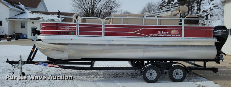 image for item NB9814 2019 Sun Tracker Fishin Barge 20 DLX pontoon boat