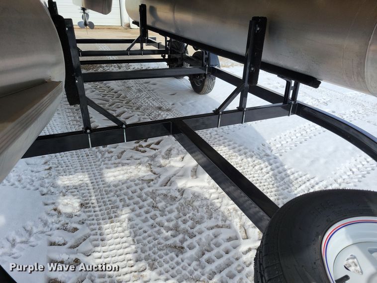 image for item NB9814 2019 Sun Tracker Fishin Barge 20 DLX pontoon boat