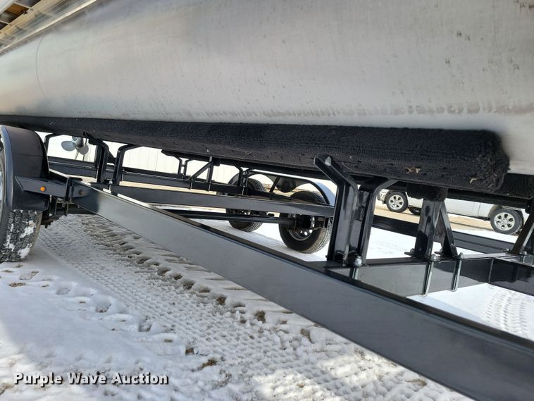 image for item NB9814 2019 Sun Tracker Fishin Barge 20 DLX pontoon boat