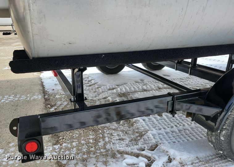 image for item NB9814 2019 Sun Tracker Fishin Barge 20 DLX pontoon boat