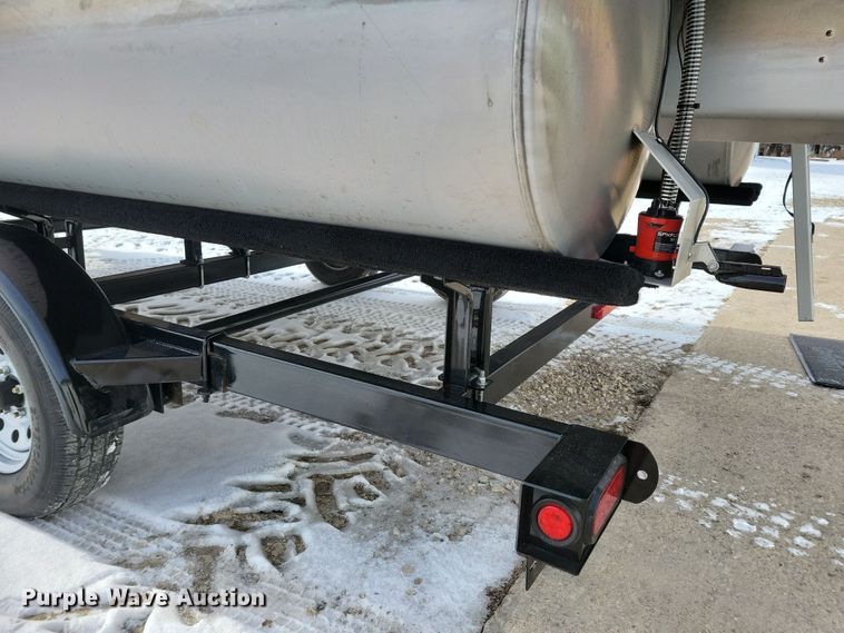 image for item NB9814 2019 Sun Tracker Fishin Barge 20 DLX pontoon boat