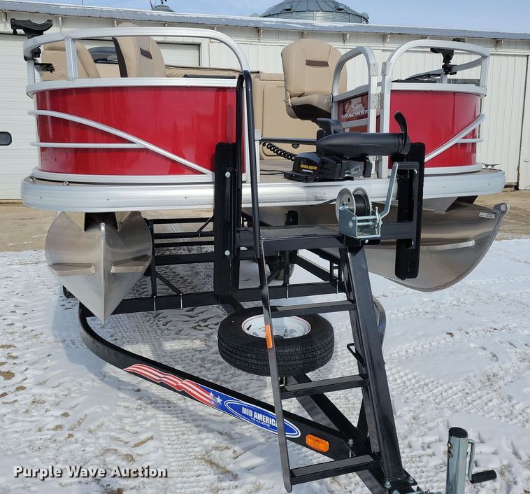 image for item NB9814 2019 Sun Tracker Fishin Barge 20 DLX pontoon boat