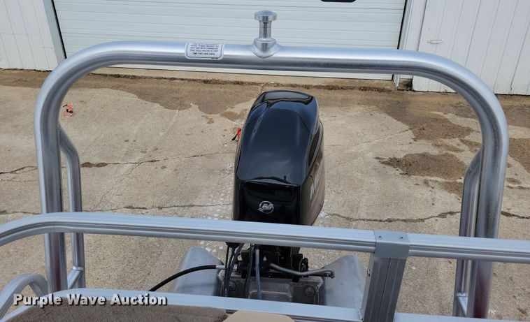 image for item NB9814 2019 Sun Tracker Fishin Barge 20 DLX pontoon boat