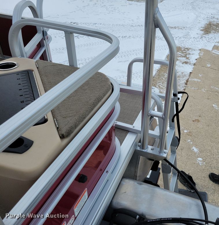 image for item NB9814 2019 Sun Tracker Fishin Barge 20 DLX pontoon boat