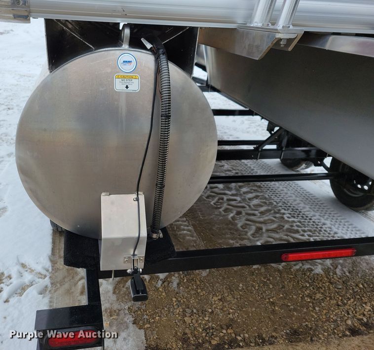 image for item NB9814 2019 Sun Tracker Fishin Barge 20 DLX pontoon boat