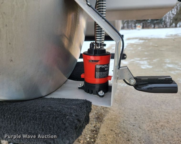 image for item NB9814 2019 Sun Tracker Fishin Barge 20 DLX pontoon boat