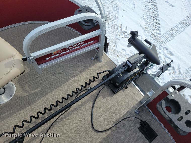 image for item NB9814 2019 Sun Tracker Fishin Barge 20 DLX pontoon boat