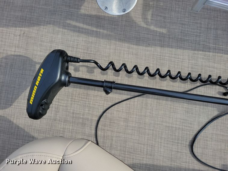 image for item NB9814 2019 Sun Tracker Fishin Barge 20 DLX pontoon boat