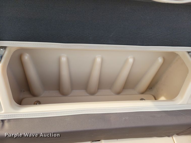 image for item NB9814 2019 Sun Tracker Fishin Barge 20 DLX pontoon boat