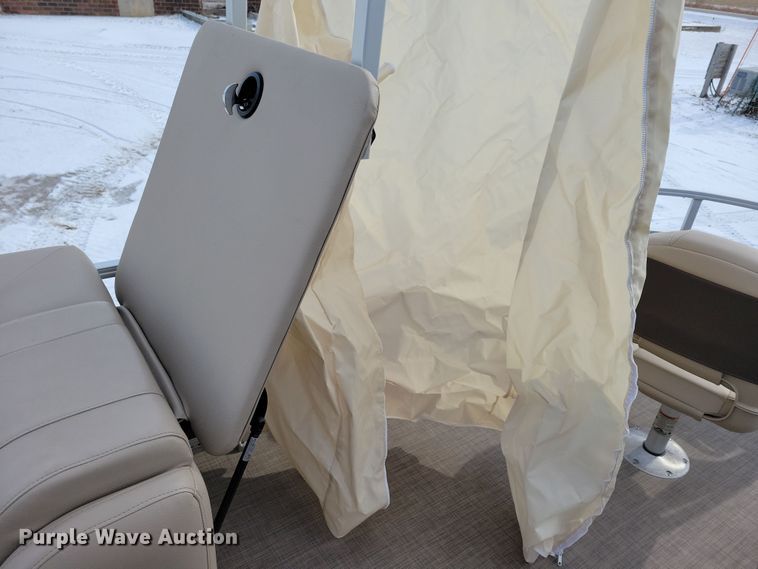 image for item NB9814 2019 Sun Tracker Fishin Barge 20 DLX pontoon boat