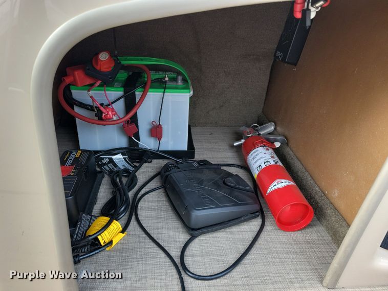 image for item NB9814 2019 Sun Tracker Fishin Barge 20 DLX pontoon boat