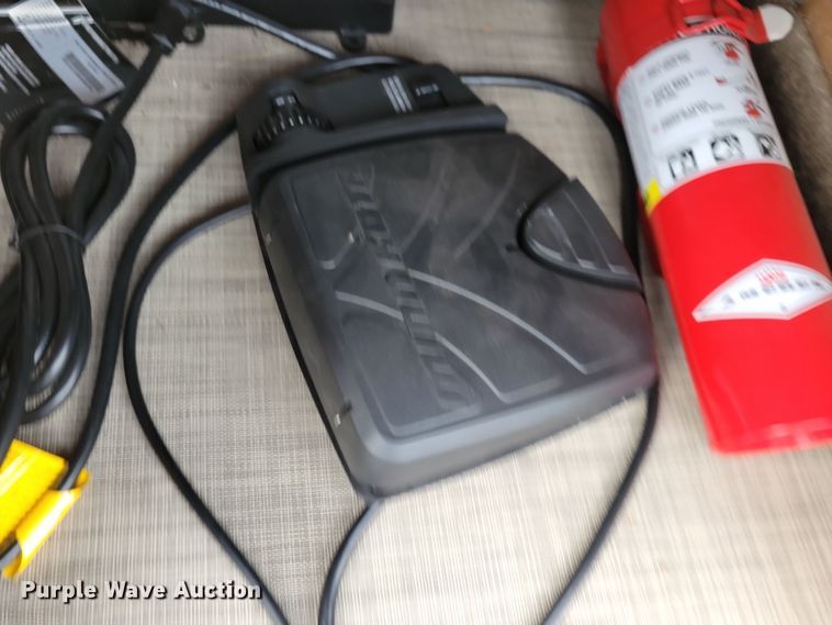 image for item NB9814 2019 Sun Tracker Fishin Barge 20 DLX pontoon boat