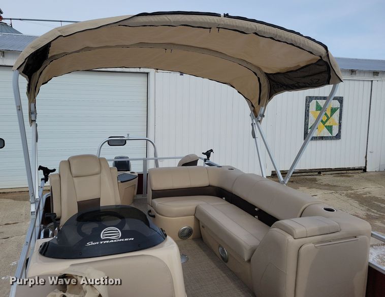 image for item NB9814 2019 Sun Tracker Fishin Barge 20 DLX pontoon boat