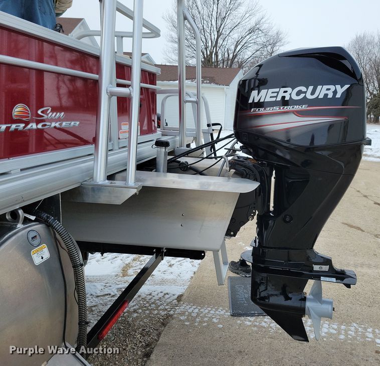 image for item NB9814 2019 Sun Tracker Fishin Barge 20 DLX pontoon boat