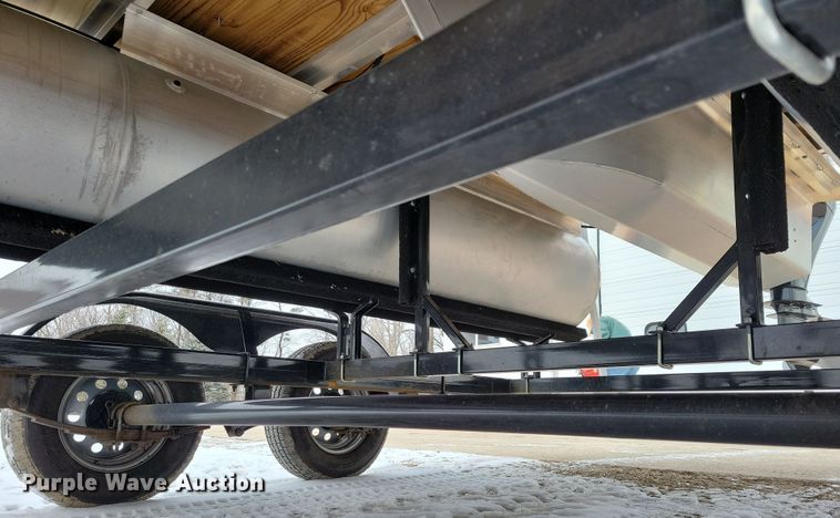 image for item NB9814 2019 Sun Tracker Fishin Barge 20 DLX pontoon boat