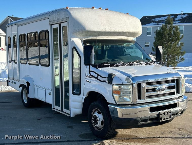image for item NJ9741 2009 Ford E350 Super Duty shuttle bus