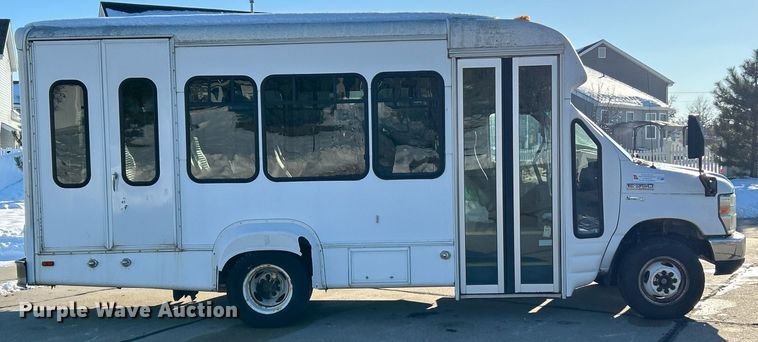 image for item NJ9741 2009 Ford E350 Super Duty shuttle bus