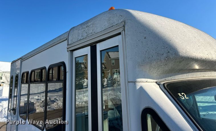 image for item NJ9741 2009 Ford E350 Super Duty shuttle bus
