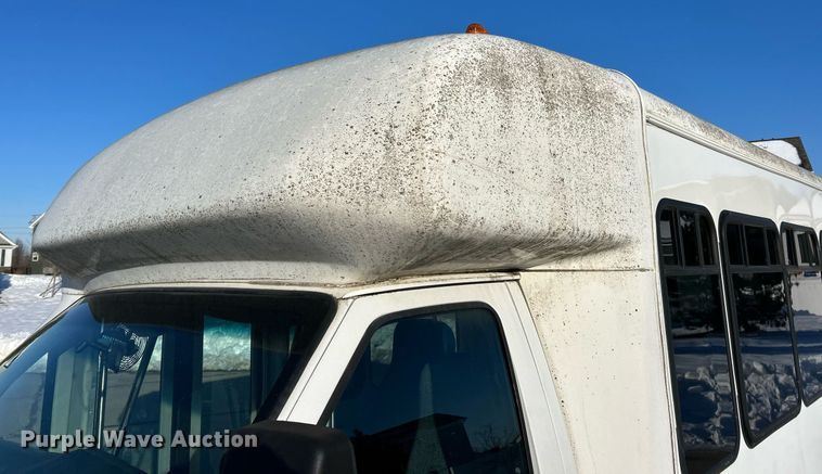 image for item NJ9741 2009 Ford E350 Super Duty shuttle bus
