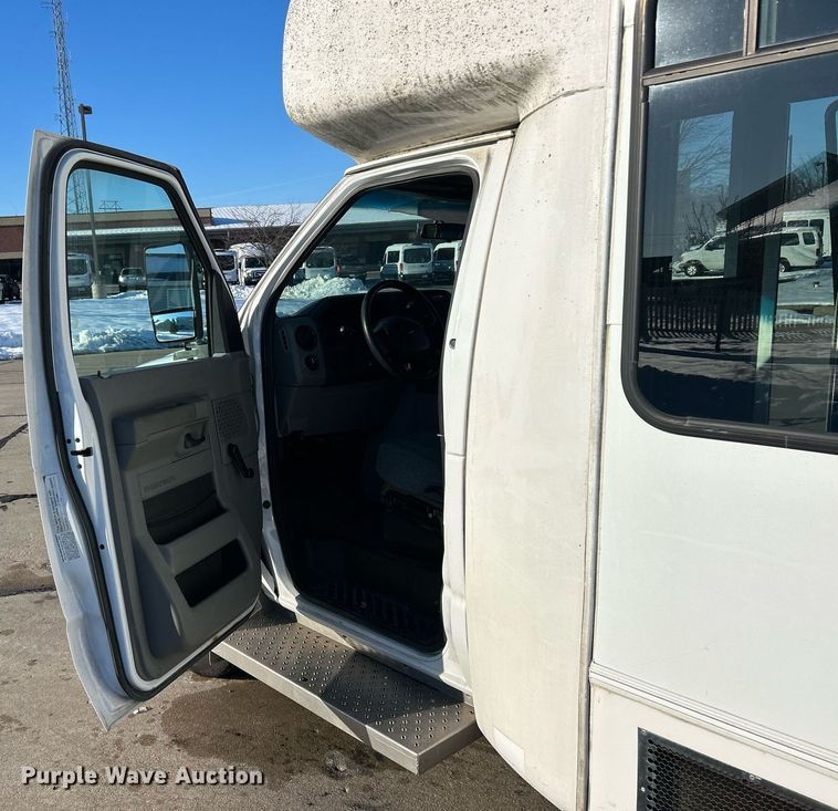 image for item NJ9741 2009 Ford E350 Super Duty shuttle bus