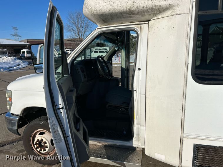 image for item NJ9741 2009 Ford E350 Super Duty shuttle bus