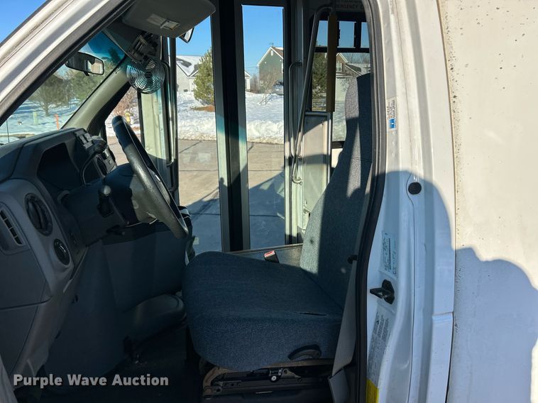 image for item NJ9741 2009 Ford E350 Super Duty shuttle bus