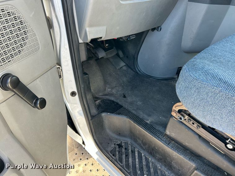 image for item NJ9741 2009 Ford E350 Super Duty shuttle bus