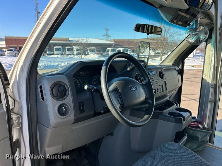 image for item NJ9741 2009 Ford E350 Super Duty shuttle bus