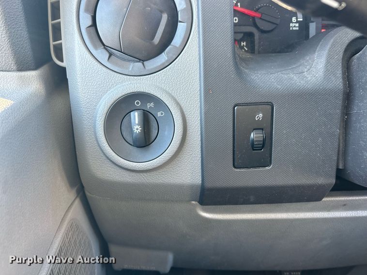 image for item NJ9741 2009 Ford E350 Super Duty shuttle bus