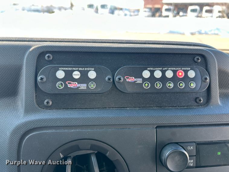 image for item NJ9741 2009 Ford E350 Super Duty shuttle bus