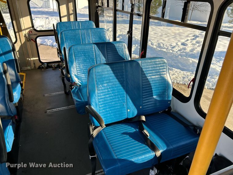 image for item NJ9741 2009 Ford E350 Super Duty shuttle bus