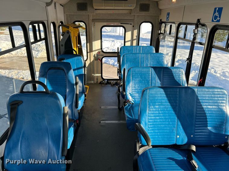 image for item NJ9741 2009 Ford E350 Super Duty shuttle bus