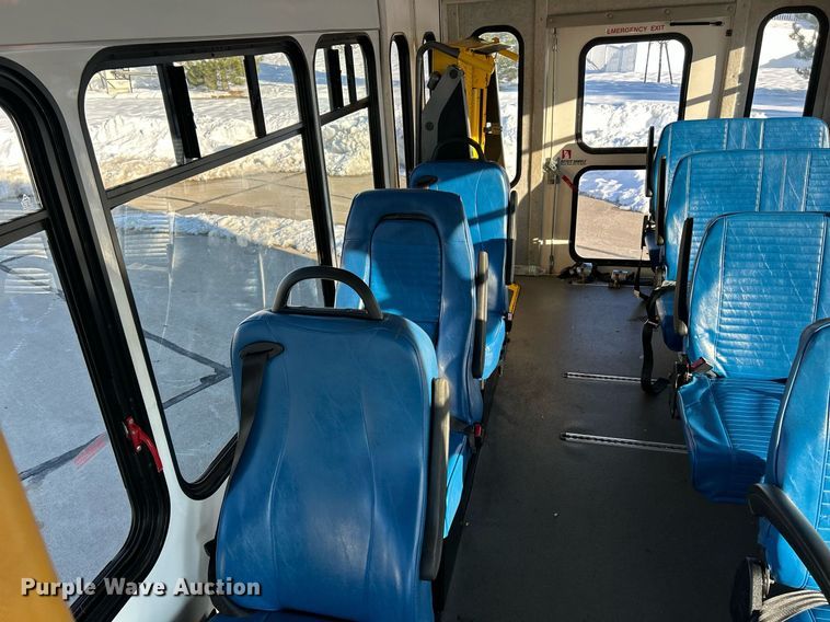 image for item NJ9741 2009 Ford E350 Super Duty shuttle bus