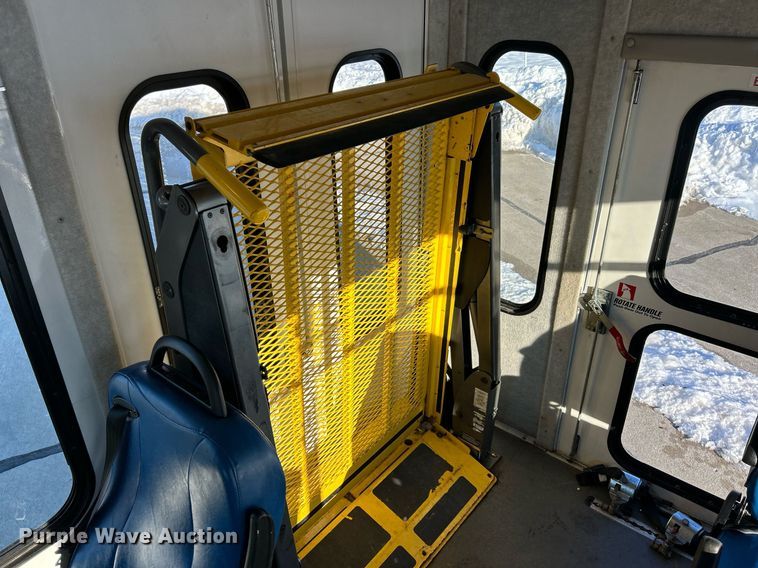 image for item NJ9741 2009 Ford E350 Super Duty shuttle bus