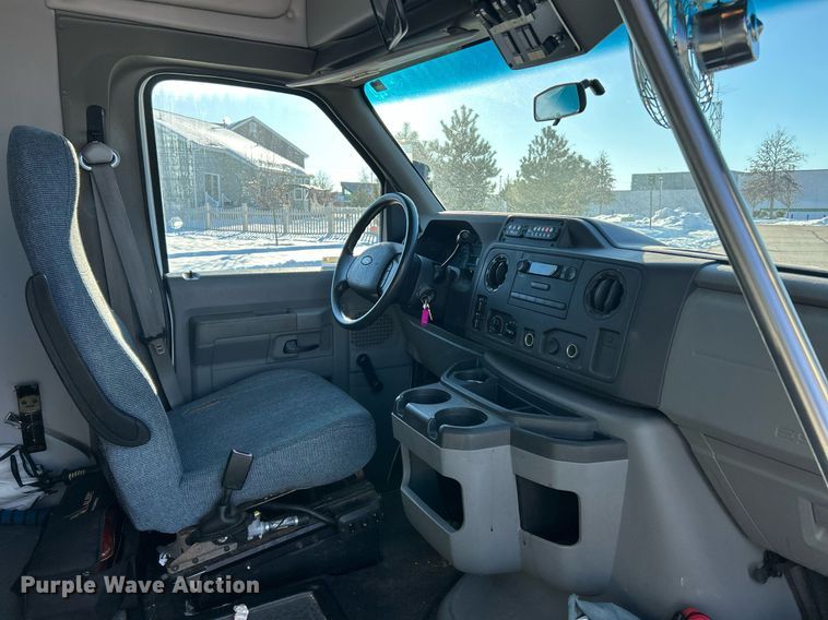 image for item NJ9741 2009 Ford E350 Super Duty shuttle bus