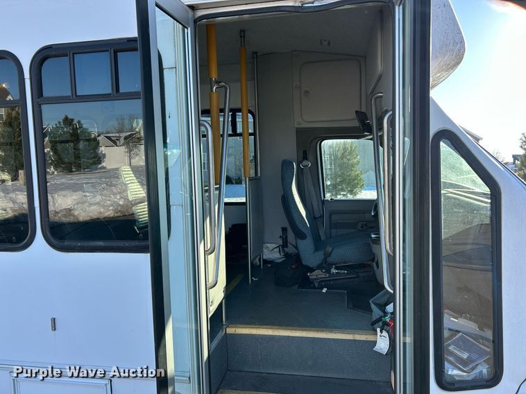 image for item NJ9741 2009 Ford E350 Super Duty shuttle bus