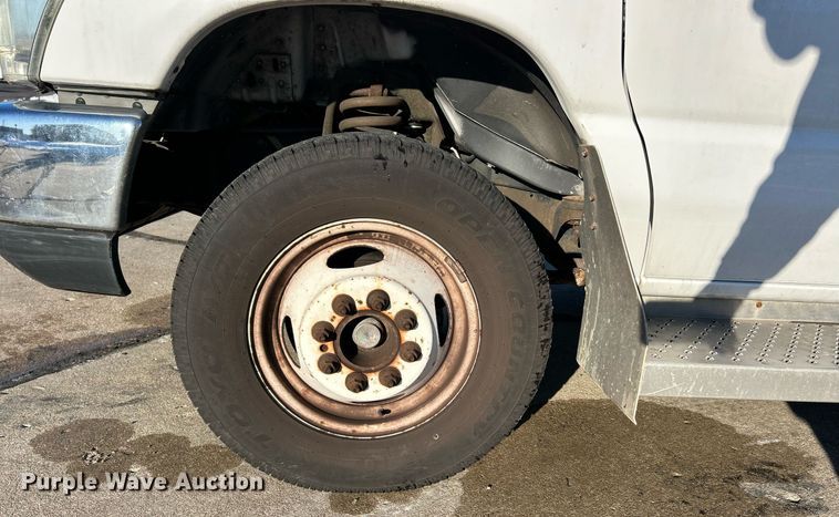 image for item NJ9741 2009 Ford E350 Super Duty shuttle bus