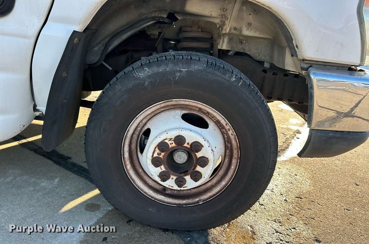 image for item NJ9741 2009 Ford E350 Super Duty shuttle bus