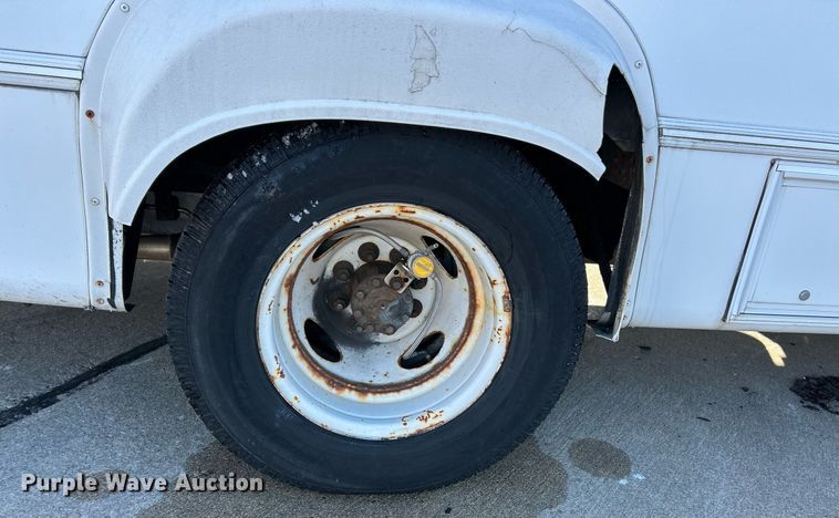 image for item NJ9741 2009 Ford E350 Super Duty shuttle bus