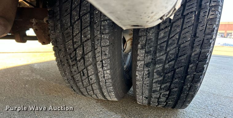 image for item NJ9741 2009 Ford E350 Super Duty shuttle bus