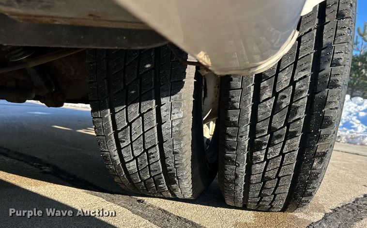 image for item NJ9741 2009 Ford E350 Super Duty shuttle bus