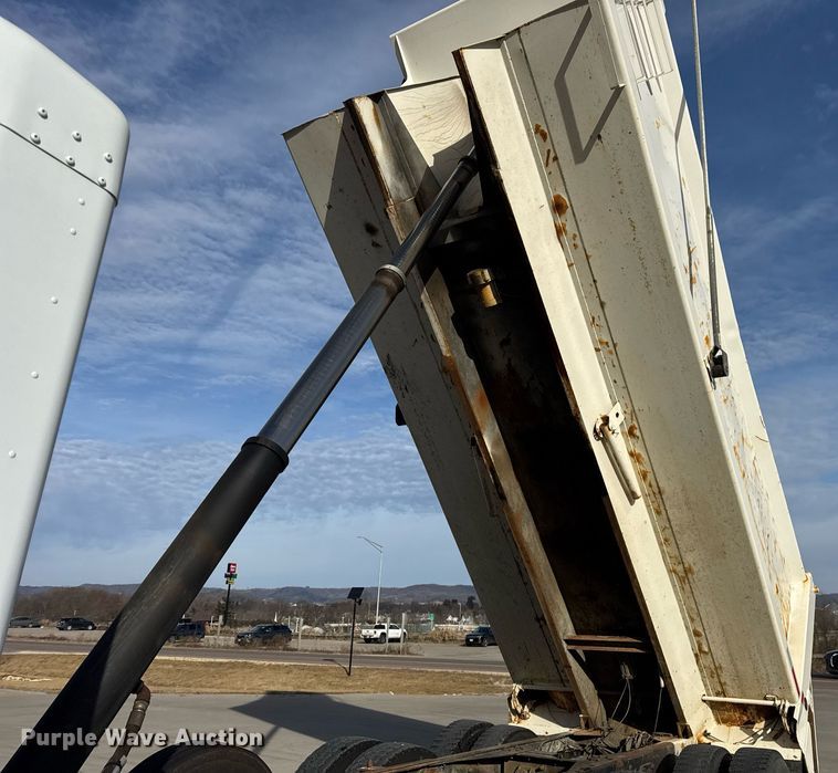 image for item DH9820 2005 Kenworth T800 dump truck