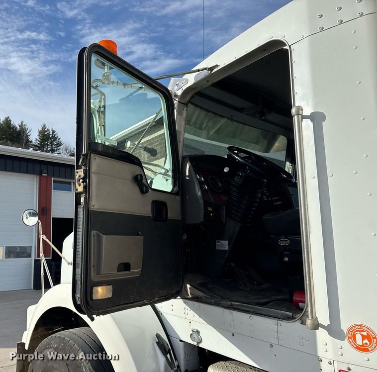 image for item DH9820 2005 Kenworth T800 dump truck